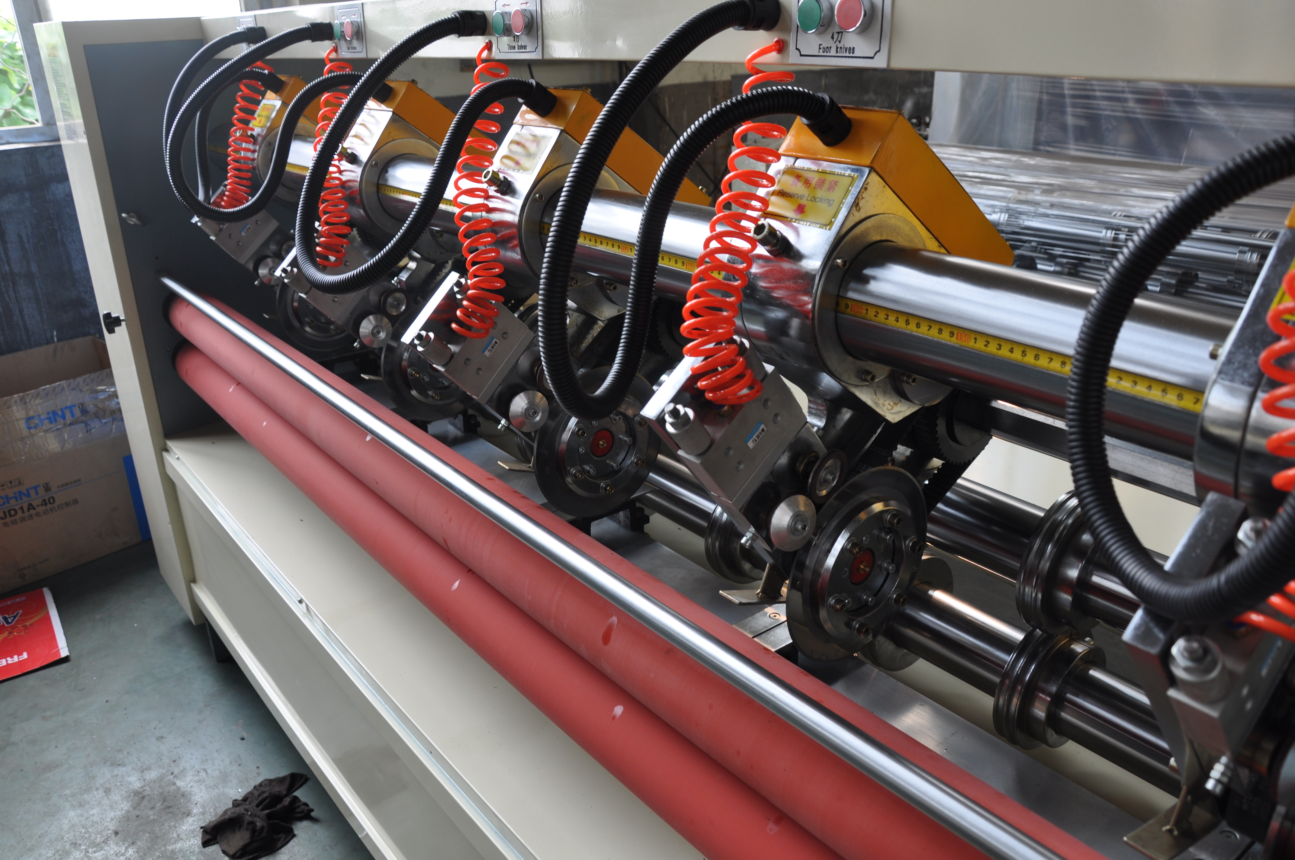 White Efficient Thin Blade Slitter Scorer Machine With Simultaneously Cutting & Grinding