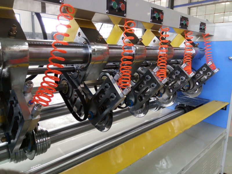 White Carton Box Use Thin Blade Slitter Scorer Machine With Automatic Sharpening Blades