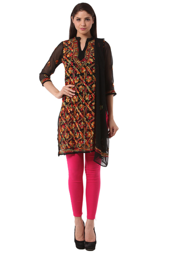 महिलाओं की चिकनकारी कुर्ती