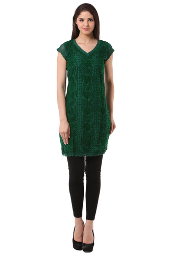 लंबी लखनऊई चिकनकारी कुर्ता