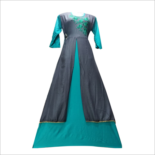 महिलाओं की लंबी कुर्ति