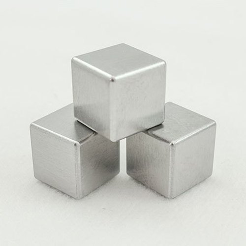 क्यूब्स (एल्यूमीनियम)