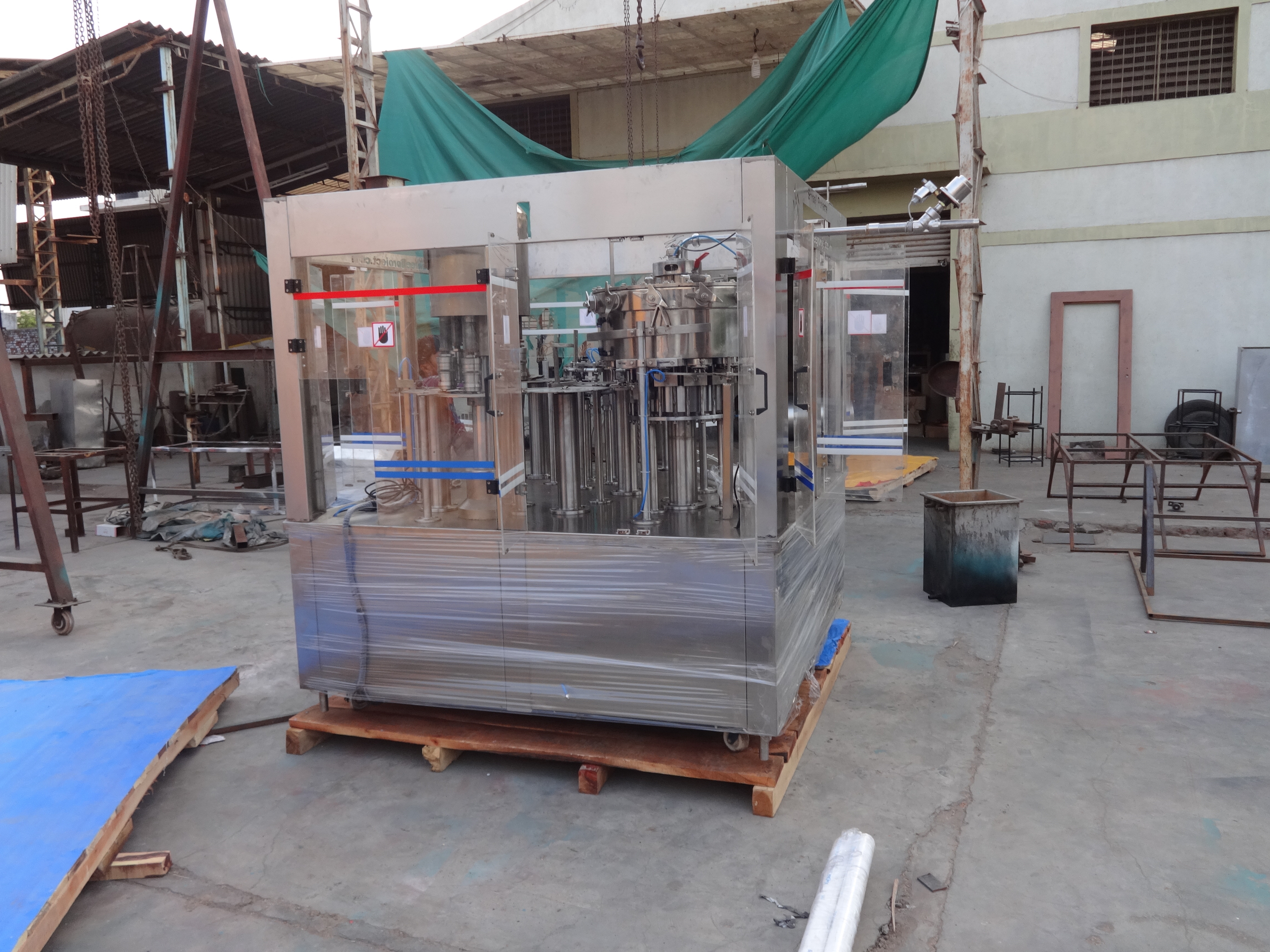 Beverage Filling Machine - 6x6x7 Ft, 24 Bpm T/h Capacity | Semi-automatic, Eco-friendly, High Efficiency, Low Noise, Stable Performance, Suitable For Glass And Plastic Packaging