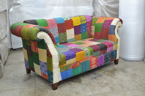 एक सॉर्ट किया हुआ लकड़ी का सोफा