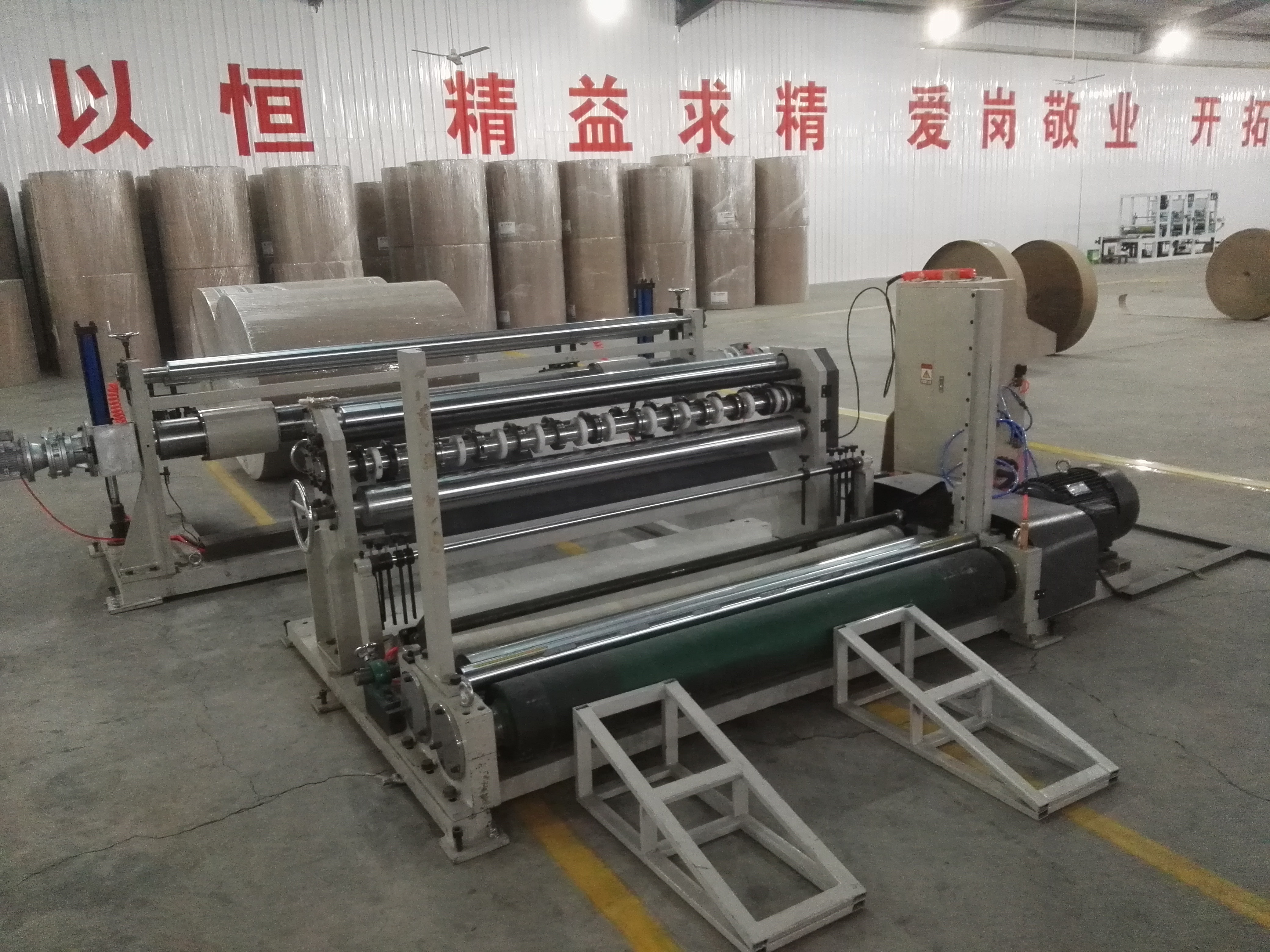 White Abrasion Resistant Paper Cutting Machine , 1600c Paper Roll Slitter Rewinding Machine