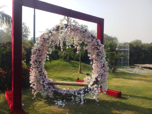 व्हाइट एंड रेड वेडिंग प्रॉप्स