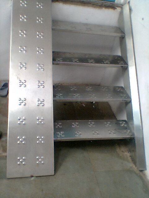 स्टेनलेस स्टील स्टेप लैडर