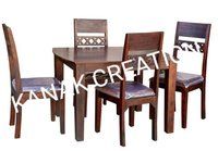  चार कुर्सियों के साथ लकड़ी का डाइनिंग सेट