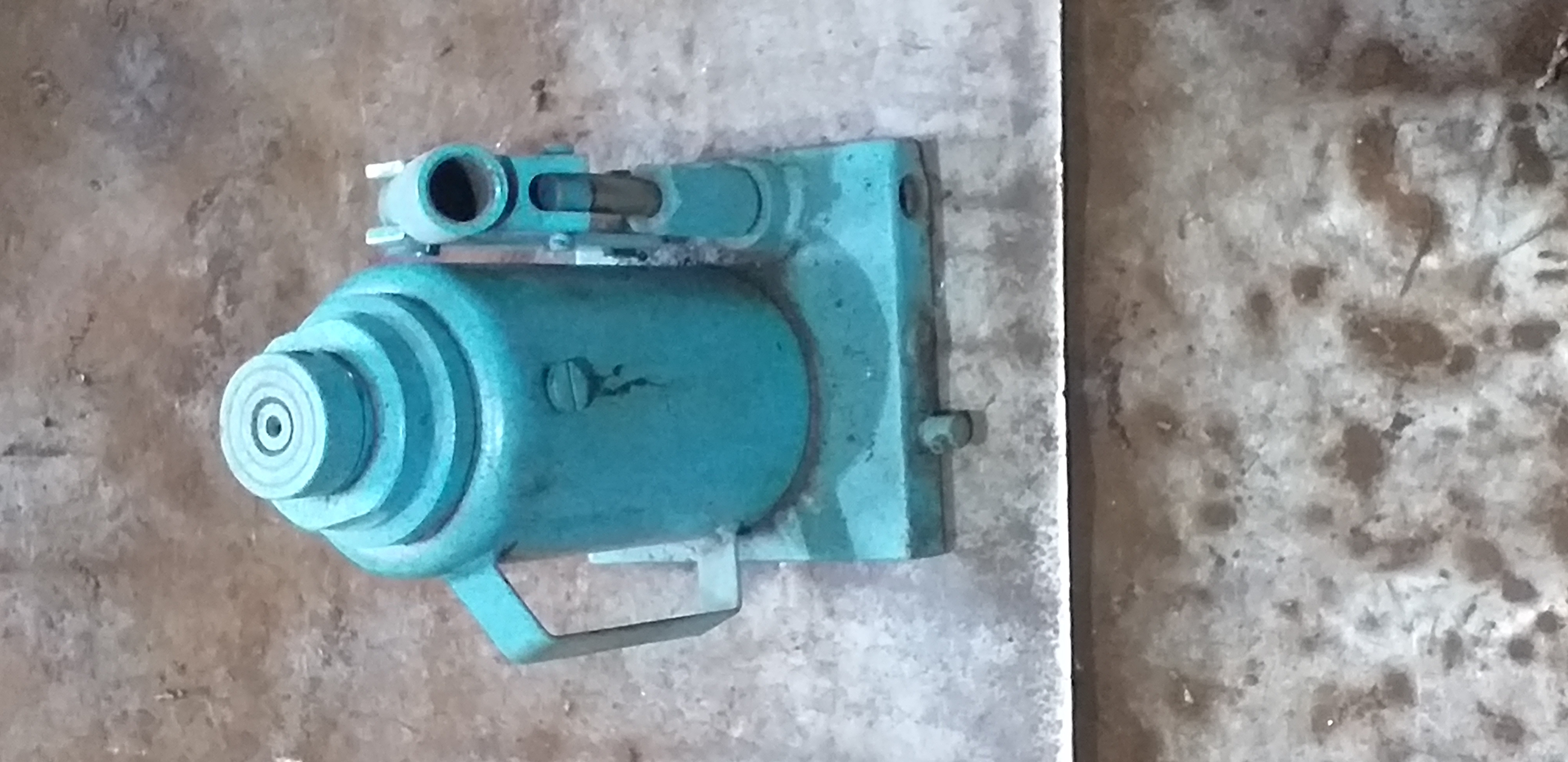 Hydraulic Bottle Jack - 10 Metric Ton Lifting Capacity | Sky Blue, 300 Mm Handles, Lightweight At 12.5 Kg
