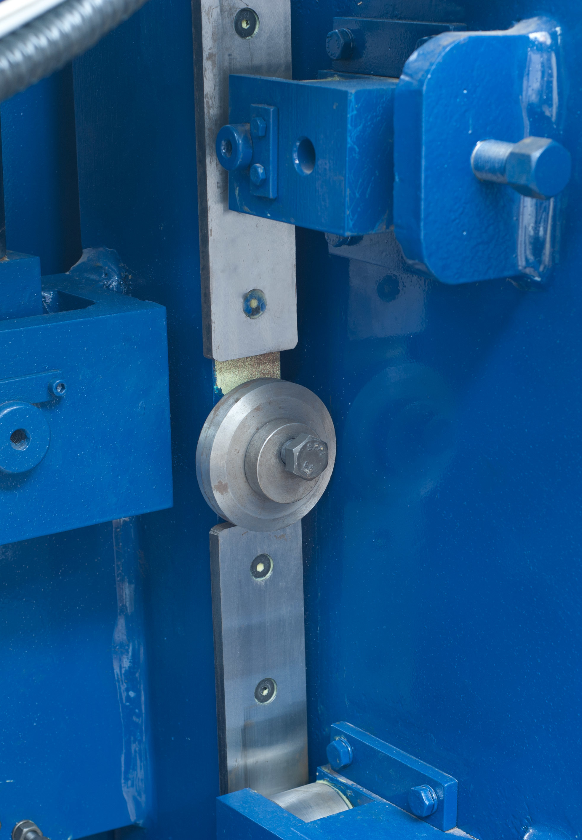 Hydraulic Nc Shearing Machine - Mild Steel, 1250mm To 6000mm Cutting Length, Blue And White Color, Semi-automatic With Nc Back Gauge And Stroke Counter