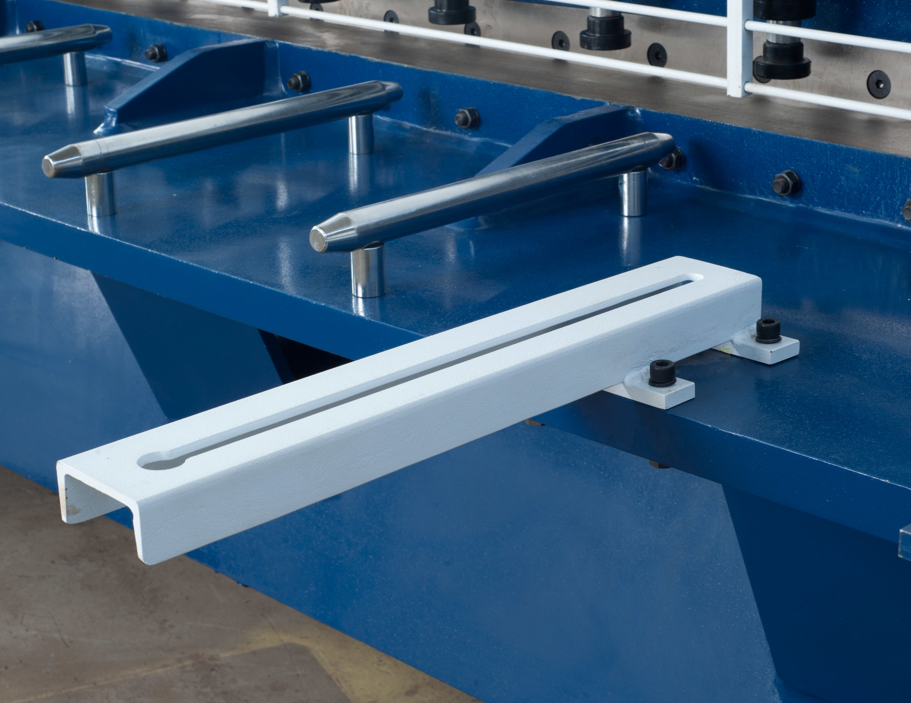 Hydraulic Nc Shearing Machine - Mild Steel, 1250mm To 6000mm Cutting Length, Blue And White Color, Semi-automatic With Nc Back Gauge And Stroke Counter