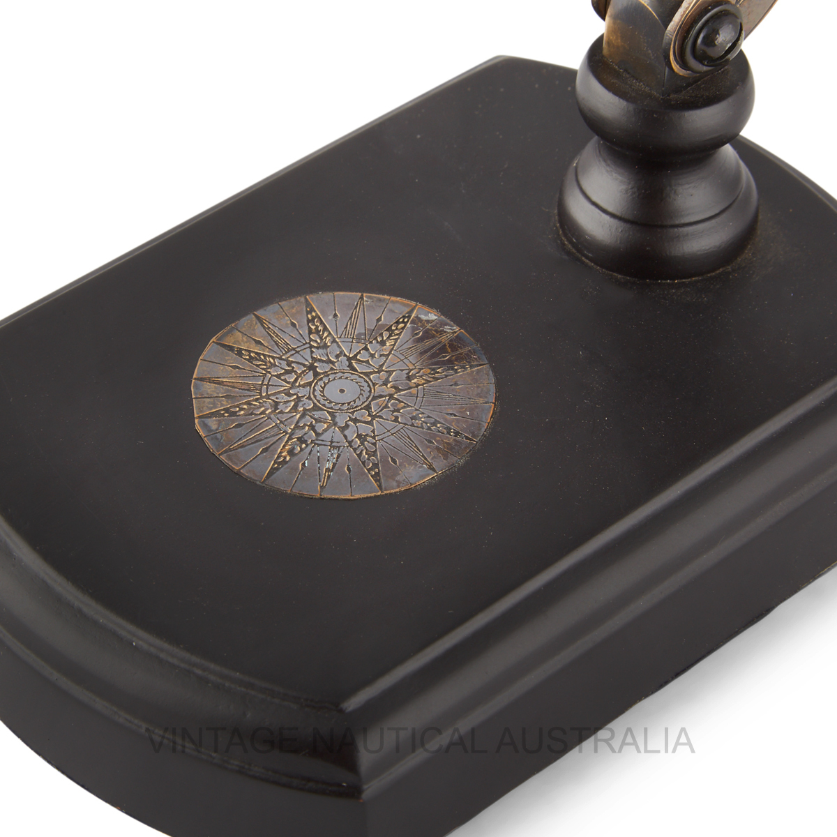 Magnifying Glass A Engraved Arm (Wood Base)