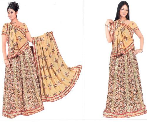 डिज़ाइन किया गया ब्राइडल लहंगा