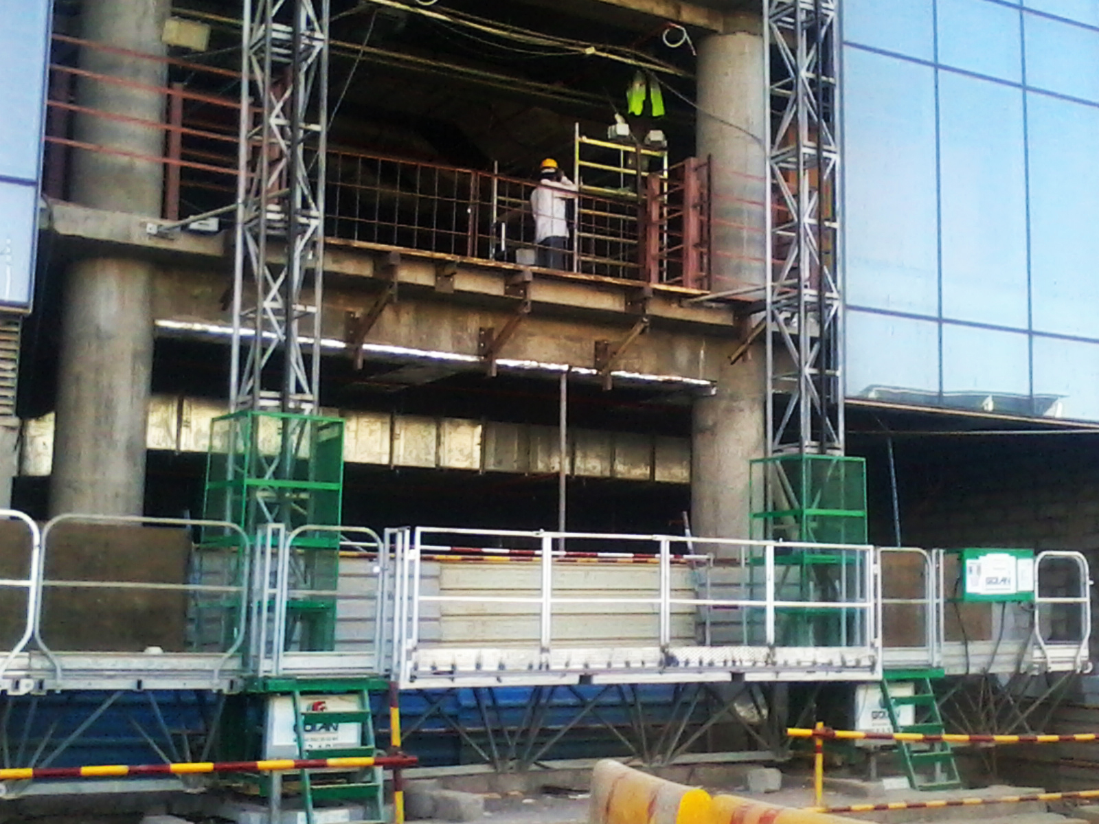 Mcwp Mast Climbing Work Platform Jaso-goin - Steel, Height 400 Meters, Gray Color | 5000 Kg Capacity, Hydraulic Pressure Lift, Plc Control System, Automatic Operation, 1 Year Warranty