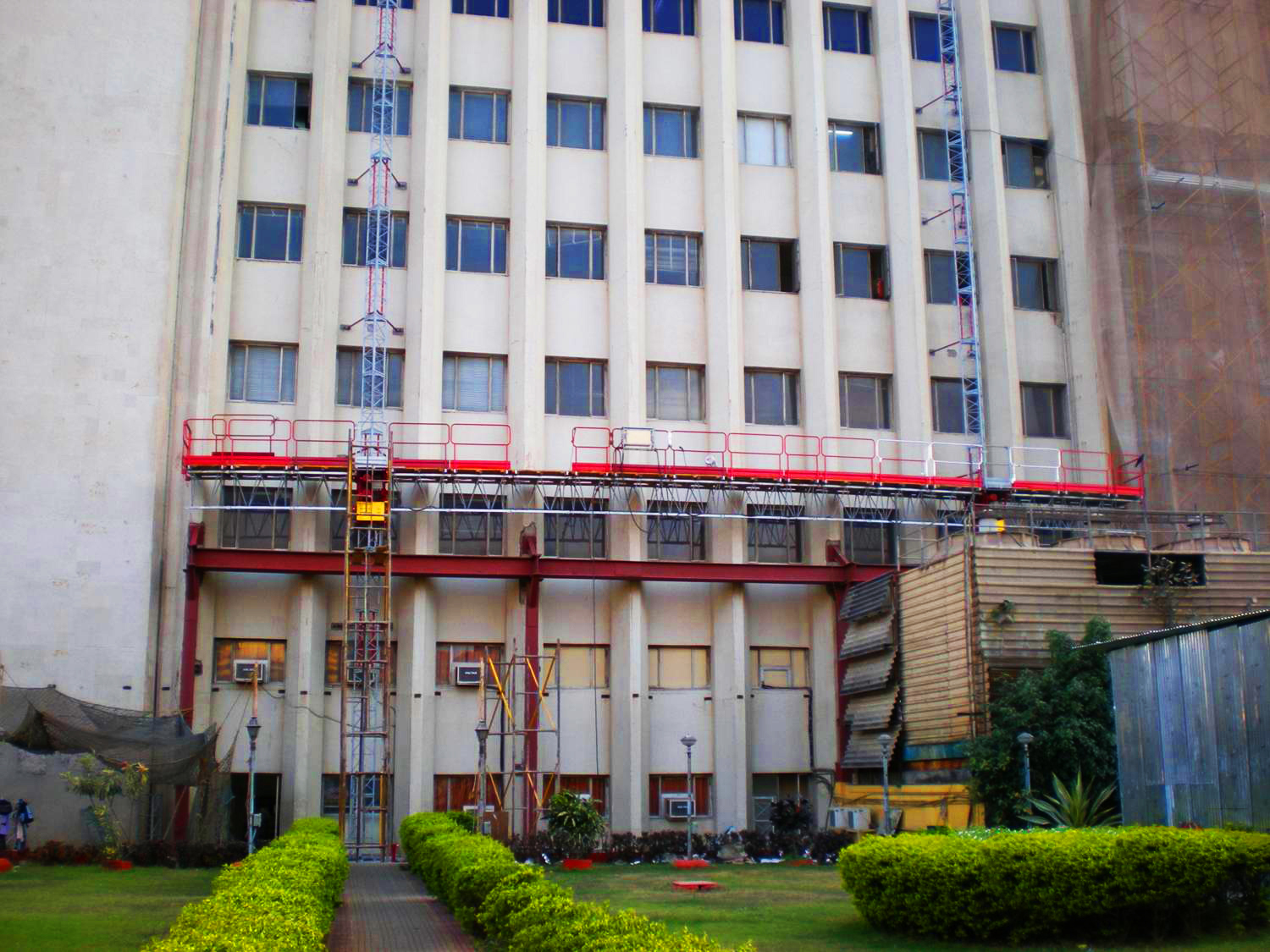 Rack And Pinion Mast Climbing Work Platform Europa - Capacity: 2300 Kg