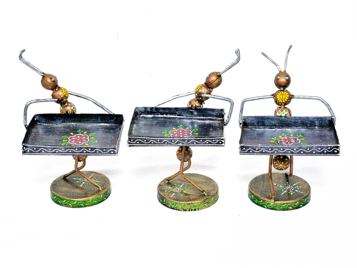 Home Furnish Decorative Iron Painted Catering Ant Statue - Dimension (L*w*h): 18x15x25 Centimeter (Cm)