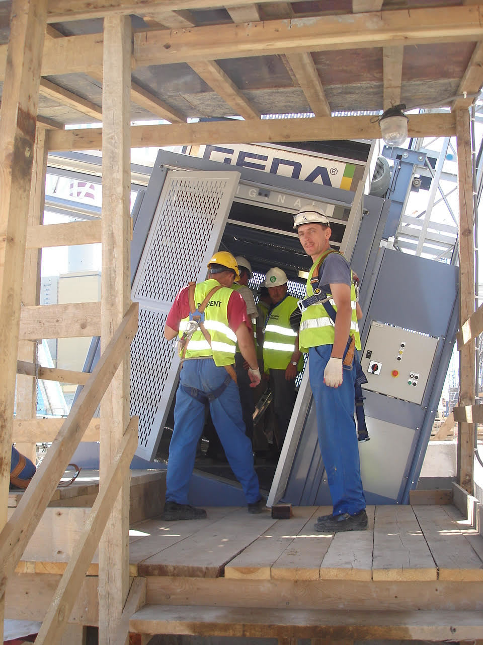 Geda Inclined Hoist - Electric, 2,000 Kg Capacity, 90 Rpm Speed | Reliable Transport For Roofers, Pain Coated With Trolley