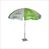 स्टैंड के साथ हरे और सफेद प्रोमोशनल छतरियां