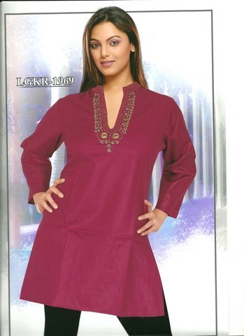 कढ़ाई की हुई कुर्ती