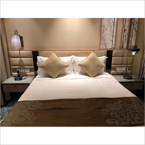 विभिन्न रंगों में उपलब्ध फैंसी डबल बेड