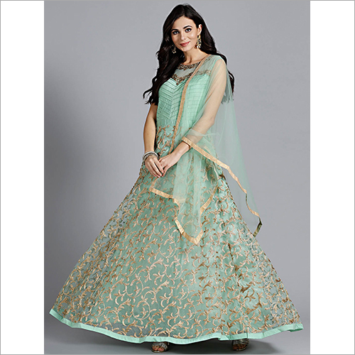 देवियों ठीक कढ़ाई गाउन