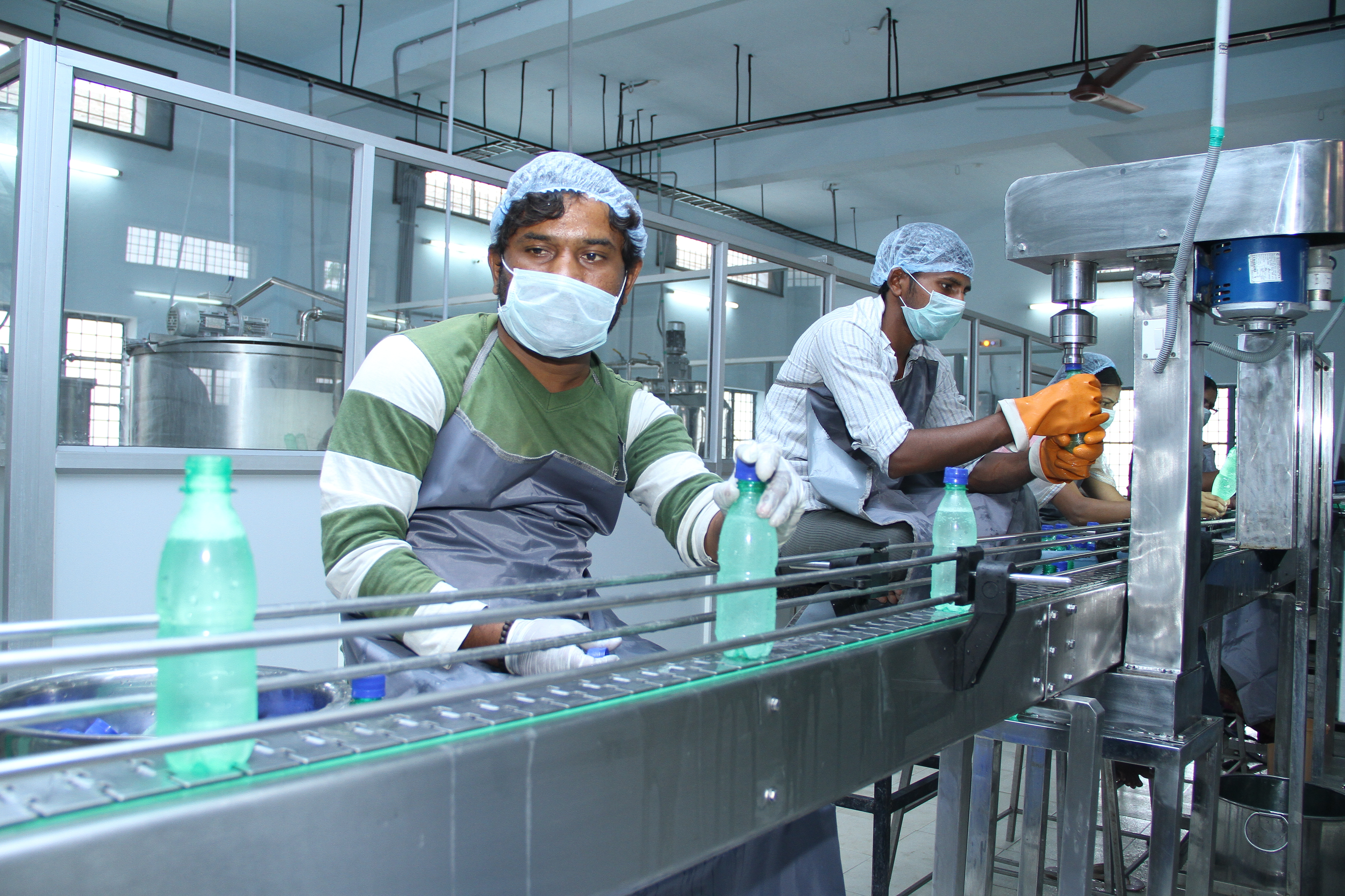 Bottle Conveyors - Stainless Steel, Variable Capacity & Speed , Customizable Dimensions For Efficient Bottling Line Integration - Ce Compliant