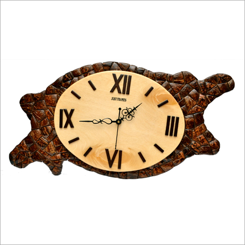 लकड़ी की हैंगिंग वॉल क्लॉक