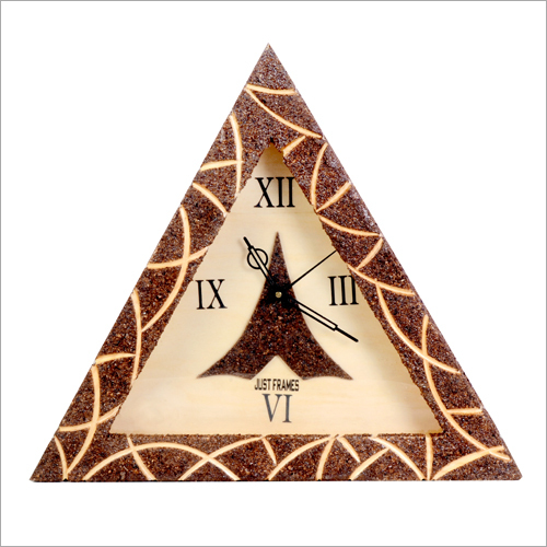 त्रिभुज आकार की लकड़ी की दीवार घड़ी