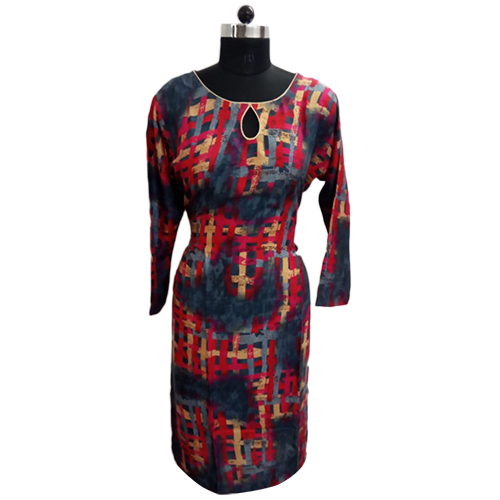 देवियों डिजाइनर लंबी कुर्ती