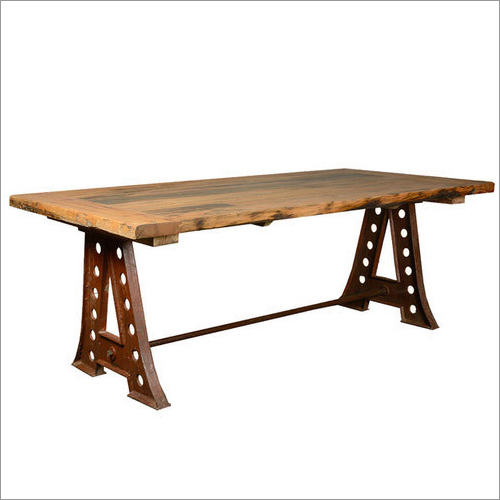 गढ़ा आयरन आयताकार आकार की लकड़ी की डाइनिंग टेबल