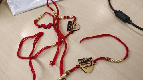 वेलवेट यंग कूल किड्स राखी