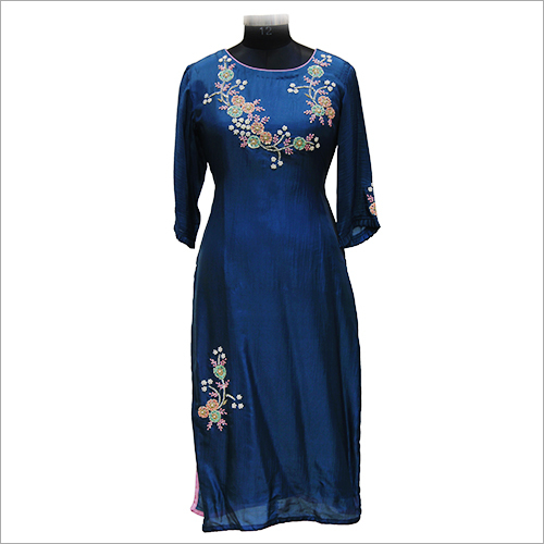 गोल गले की कढ़ाई वाली कुर्तियां