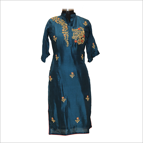 देवियों डिजाइनर कढ़ाई कुर्तियां