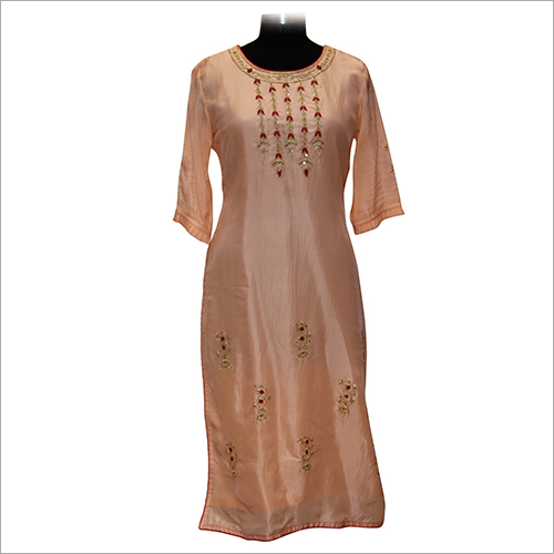 महिलाओं के लिए गोल गले की कढ़ाई वाली कुर्तियां