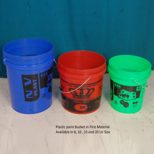 अलग-अलग रंग की प्रिंटेड पेंट बकेट में उपलब्ध है