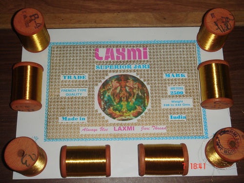 अर्ध बारीक सोने की जरी धागे