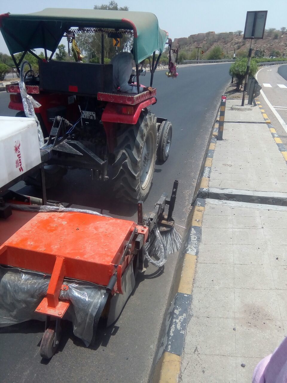 Hydraulic Road Broomer Capacity: 2 Kg/hr