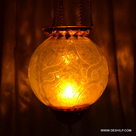 येलो डेकोरेटेड ग्लास वॉल हैंगिंग