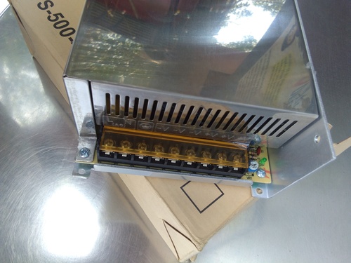 स्विच मोड पावर सप्लाई (SMPS) एक इलेक्ट्रॉनिक पावर सप्लाई यूनिट है जो स्विचिंग नियामकों का उपयोग करके इनपुट वोल्टेज को नियंत्रित करती है ताकि एक स्थिर और सटीक आउटपुट वोल्टेज प्रदान किया जा सके।