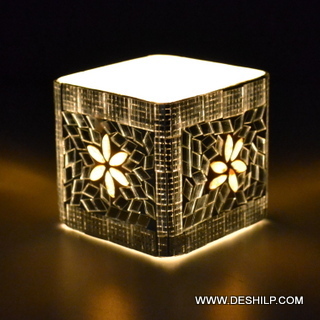 मॉडर्न आर्ट्स स्क्वायर ग्लास ग्रीन मोज़ेक कैंडल होल्डर