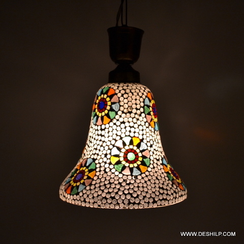 सफेद और मल्टीकलर घंटा शेप ग्लास वॉल हैंगिंग