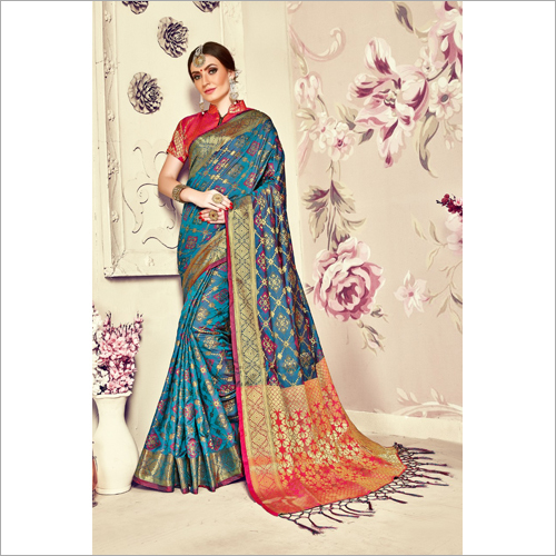 उपलब्ध है बहुरंगी महिलाओं की कॉटन साड़ी