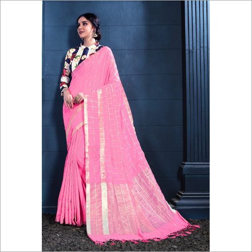 उपलब्ध है बहुरंगी महिलाओं की भारतीय साड़ी