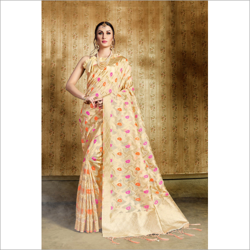 उपलब्ध है बहुरंगी महिलाओं की जैक्वार्ड साड़ी