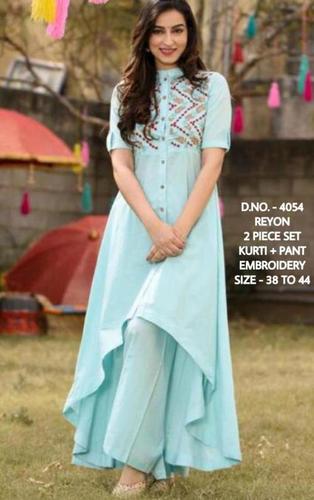 कढ़ाई पंत के साथ रेयॉन कुर्ती