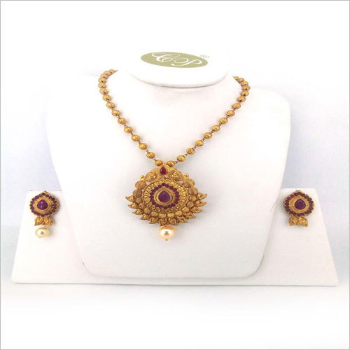 लाल पेंडेंट सेट