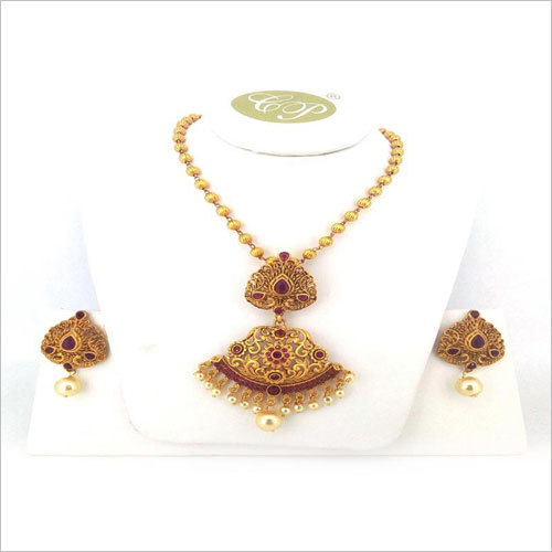 लाल पेंडेंट सेट