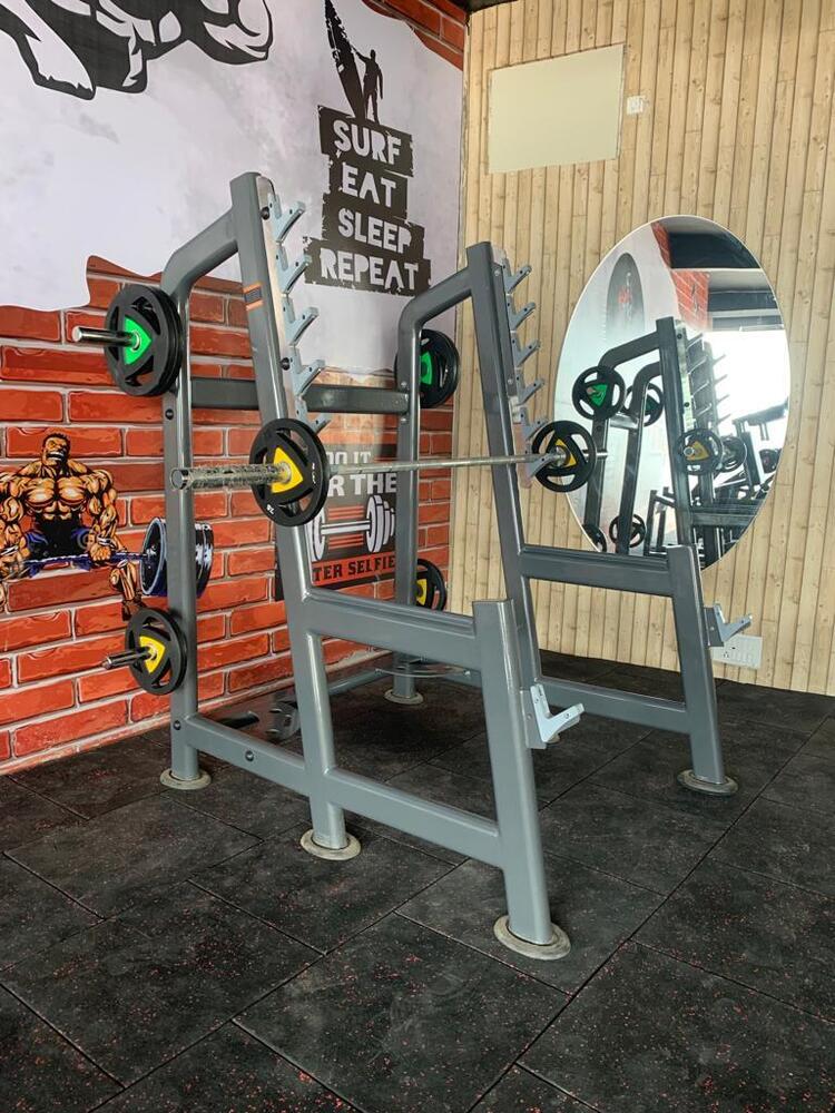 स्क्वाट रैक आवेदन: ताकत हासिल करें