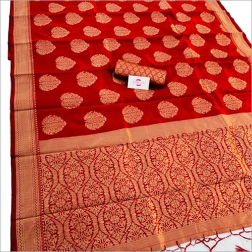 महिलाओं की भारी बनारसी साड़ी विभिन्न रंगों में उपलब्ध