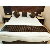 कई रंगों में उपलब्ध सिल्क बेड रनर